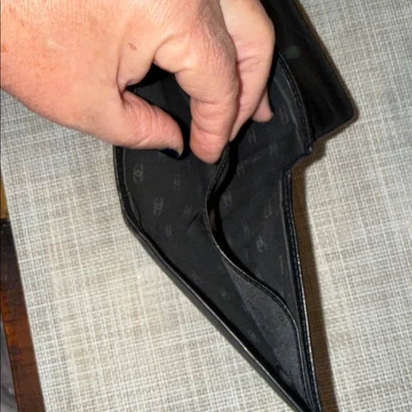 CHANEL Black Leather Bifold Wallet Authentic 2004 Collection EUC Box,Bag - Picture 15 of 17